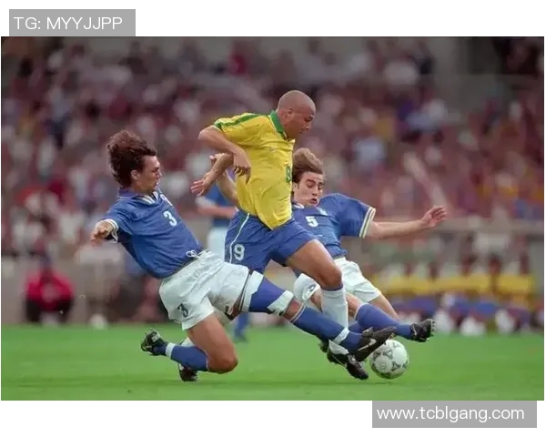 球星视角下的足球世界精彩点评与独到见解全面解析 球星视角下的足球世界精彩点评与独到见解全面解析